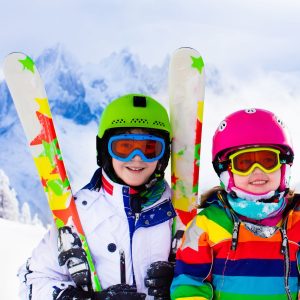 dzieci z nartami
