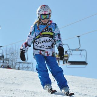 dziewczynka na nartach