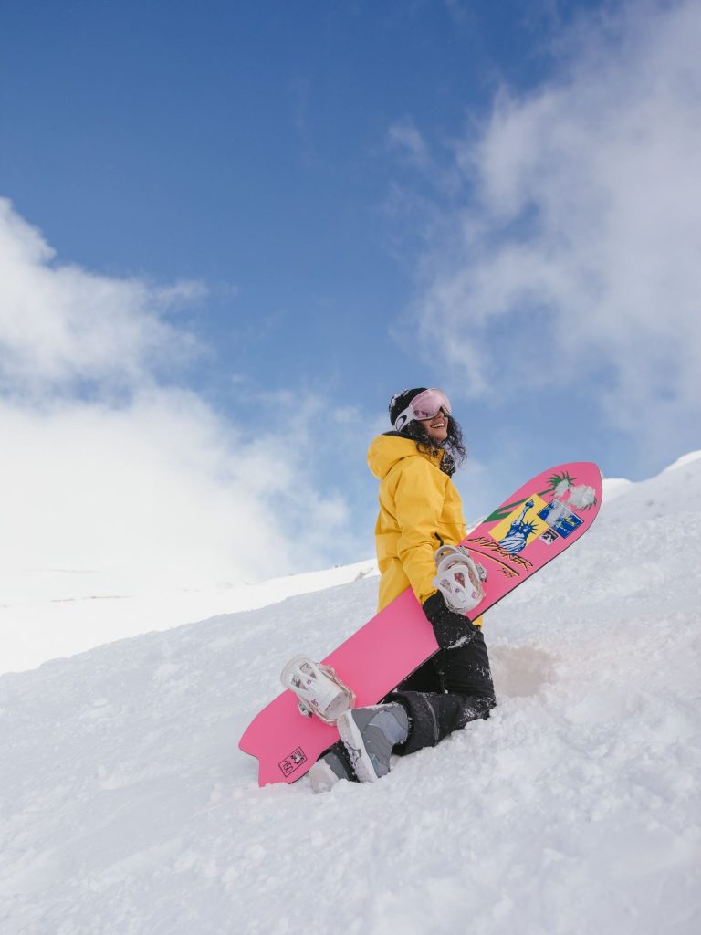 Dziewczyna w górach na snowboardzie